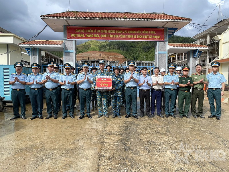 Qu&acirc;n chủng Ph&ograve;ng kh&ocirc;ng-Kh&ocirc;ng qu&acirc;n thăm, tặng qu&agrave; gia đ&igrave;nh ch&iacute;nh s&aacute;ch, học sinh ngh&egrave;o vượt kh&oacute; tại th&agrave;nh phố Đ&agrave; Nẵng