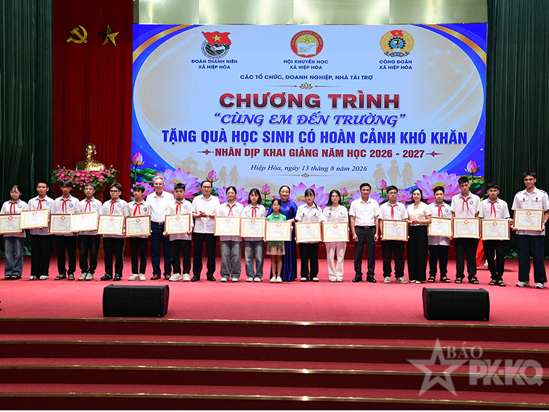 Cục Ch&iacute;nh trị Ph&ograve;ng kh&ocirc;ng-Kh&ocirc;ng qu&acirc;n đồng h&agrave;nh c&ugrave;ng Chương tr&igrave;nh &ldquo;C&ugrave;ng em đến trường&rdquo; tại x&atilde; Hiệp H&ograve;a, tỉnh Bắc Ninh
