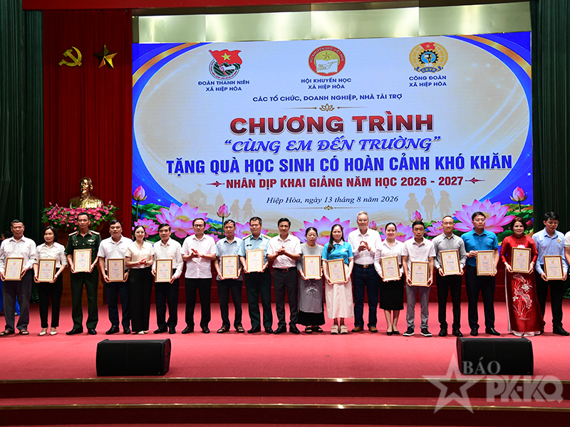 Cục Ch&iacute;nh trị Ph&ograve;ng kh&ocirc;ng-Kh&ocirc;ng qu&acirc;n đồng h&agrave;nh c&ugrave;ng Chương tr&igrave;nh &ldquo;C&ugrave;ng em đến trường&rdquo; tại x&atilde; Hiệp H&ograve;a, tỉnh Bắc Ninh