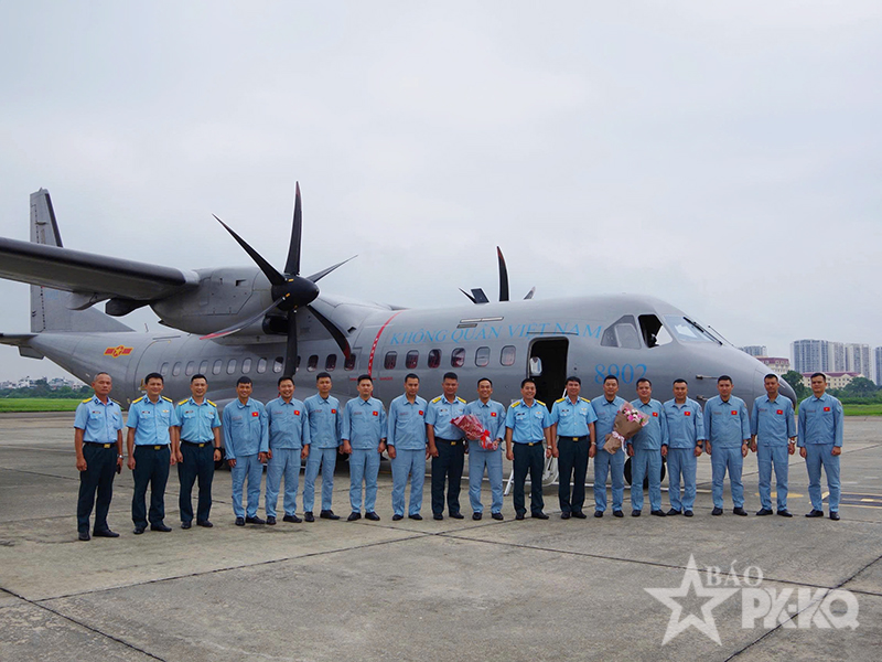 Lữ đo&agrave;n 918 tổ chức bay thả đơn cho học vi&ecirc;n l&aacute;i ch&iacute;nh tr&ecirc;n m&aacute;y bay C-295