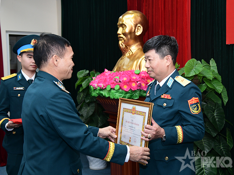 Chi bộ Ph&ograve;ng Bảo vệ an ninh, Đảng bộ Cục Ch&iacute;nh trị Ph&ograve;ng kh&ocirc;ng-Kh&ocirc;ng qu&acirc;n tổ chức Lễ trao tặng Huy hiệu 35 năm tuổi Đảng cho Thiếu tướng Ho&agrave;ng Văn L&acirc;u - Chủ nhiệm Ch&iacute;nh trị Qu&acirc;n chủng