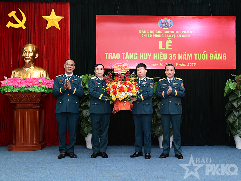 Chi bộ Ph&ograve;ng Bảo vệ an ninh, Đảng bộ Cục Ch&iacute;nh trị Ph&ograve;ng kh&ocirc;ng-Kh&ocirc;ng qu&acirc;n tổ chức Lễ trao tặng Huy hiệu 35 năm tuổi Đảng cho Thiếu tướng Ho&agrave;ng Văn L&acirc;u - Chủ nhiệm Ch&iacute;nh trị Qu&acirc;n chủng
