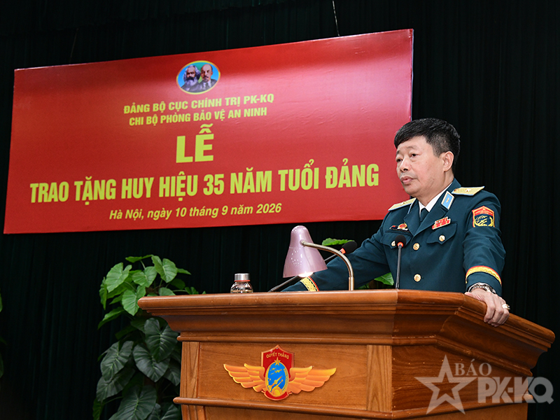 Chi bộ Ph&ograve;ng Bảo vệ an ninh, Đảng bộ Cục Ch&iacute;nh trị Ph&ograve;ng kh&ocirc;ng-Kh&ocirc;ng qu&acirc;n tổ chức Lễ trao tặng Huy hiệu 35 năm tuổi Đảng cho Thiếu tướng Ho&agrave;ng Văn L&acirc;u - Chủ nhiệm Ch&iacute;nh trị Qu&acirc;n chủng