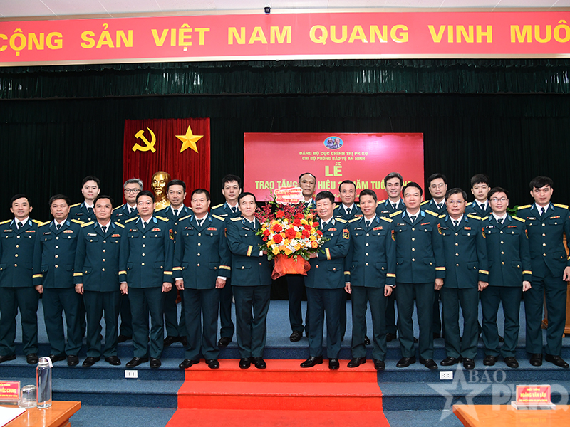 Chi bộ Ph&ograve;ng Bảo vệ an ninh, Đảng bộ Cục Ch&iacute;nh trị Ph&ograve;ng kh&ocirc;ng-Kh&ocirc;ng qu&acirc;n tổ chức Lễ trao tặng Huy hiệu 35 năm tuổi Đảng cho Thiếu tướng Ho&agrave;ng Văn L&acirc;u - Chủ nhiệm Ch&iacute;nh trị Qu&acirc;n chủng