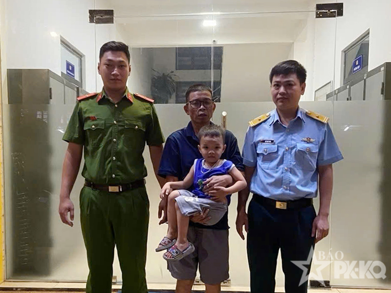 C&aacute;n bộ, chiến sĩ Sư đo&agrave;n 361 kịp thời hỗ trợ ch&aacute;u b&eacute; đi lạc trở về với gia đ&igrave;nh