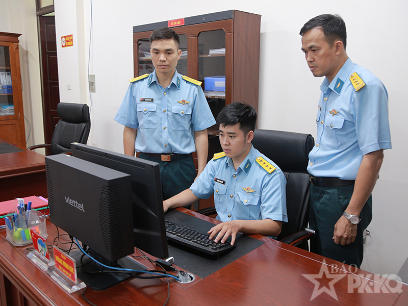 Ban Ph&aacute;p chế Qu&acirc;n chủng đồng h&agrave;nh c&ugrave;ng ph&aacute;p luật trong Qu&acirc;n đội