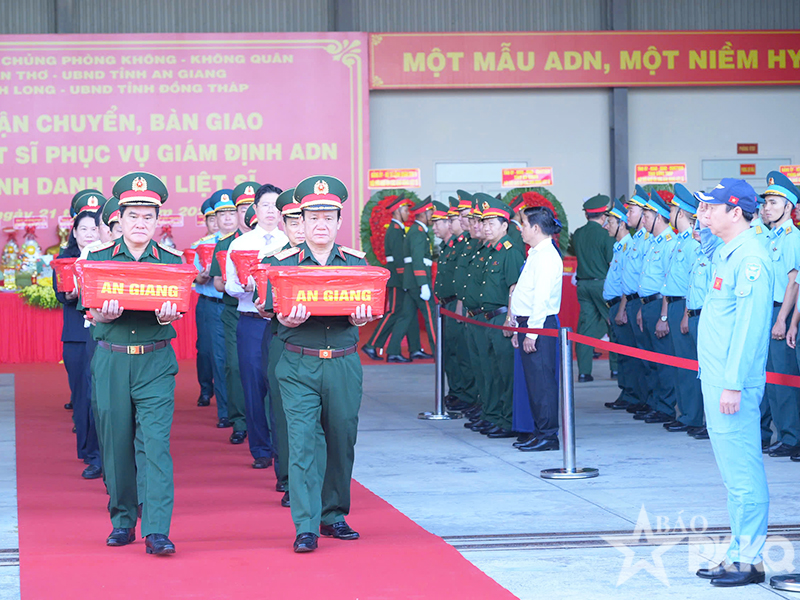 Qu&acirc;n chủng PK-KQ tiếp tục phối hợp với Qu&acirc;n khu 9 tổ chức vận chuyển, b&agrave;n giao th&agrave;nh c&ocirc;ng 8.453 mẫu sinh phẩm h&agrave;i cốt liệt sĩ chưa r&otilde; danh