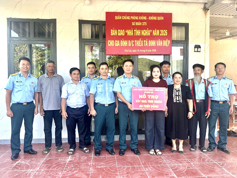 Sư đo&agrave;n 375 b&agrave;n giao &ldquo;Nh&agrave; t&igrave;nh nghĩa&rdquo; tặng gia đ&igrave;nh Thiếu t&aacute; Đinh Văn Điệp