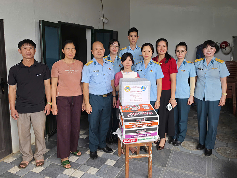 Lữ đo&agrave;n C&ocirc;ng binh 28 trao qu&agrave; tặng học sinh c&oacute; ho&agrave;n cảnh đặc biệt kh&oacute; khăn tr&ecirc;n địa b&agrave;n tỉnh Ph&uacute; Thọ