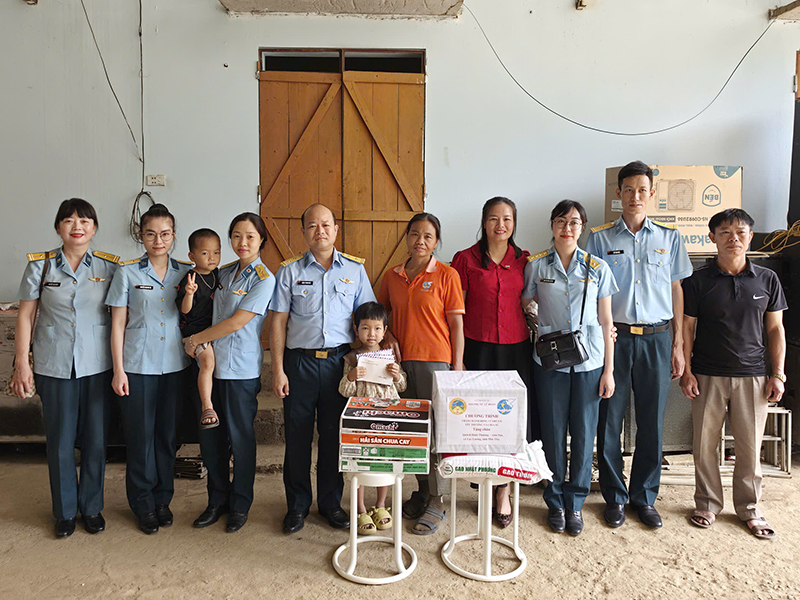 Lữ đo&agrave;n C&ocirc;ng binh 28 trao qu&agrave; tặng học sinh c&oacute; ho&agrave;n cảnh đặc biệt kh&oacute; khăn tr&ecirc;n địa b&agrave;n tỉnh Ph&uacute; Thọ