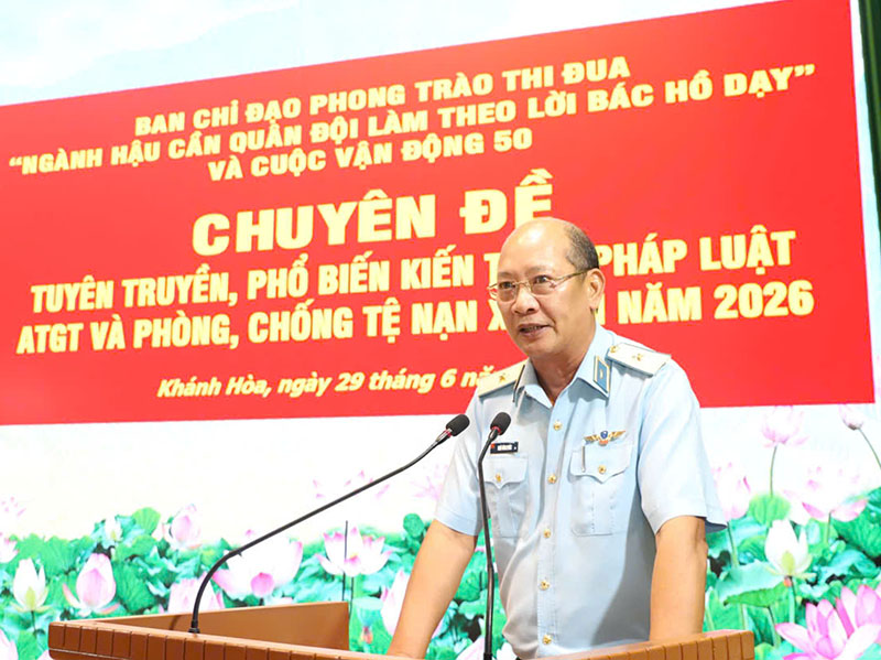 Trường Sĩ quan Kh&ocirc;ng qu&acirc;n phối hợp tuy&ecirc;n truyền ph&aacute;p luật về an to&agrave;n giao th&ocirc;ng v&agrave; ph&ograve;ng, chống tệ nạn x&atilde; hội