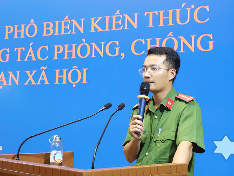 Trường Sĩ quan Kh&ocirc;ng qu&acirc;n phối hợp tuy&ecirc;n truyền ph&aacute;p luật về an to&agrave;n giao th&ocirc;ng v&agrave; ph&ograve;ng, chống tệ nạn x&atilde; hội