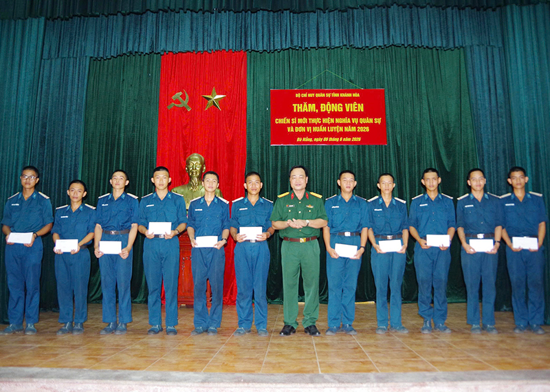 Bộ Chỉ huy Qu&acirc;n sự tỉnh Kh&aacute;nh H&ograve;a thăm, động vi&ecirc;n chiến sĩ mới Sư đo&agrave;n 375