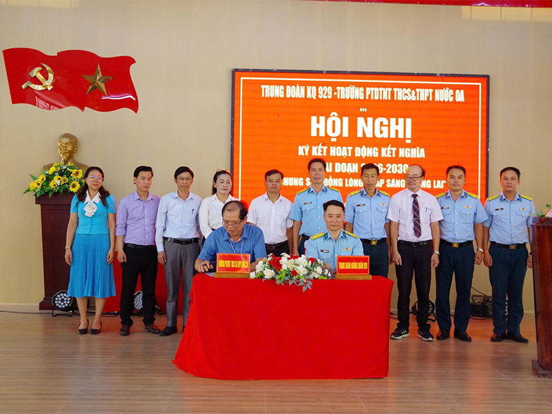 Trung đo&agrave;n 929 tổ chức kết nghĩa với Trường Phổ th&ocirc;ng d&acirc;n tộc nội tr&uacute; THCS v&agrave; THPT Nước Oa