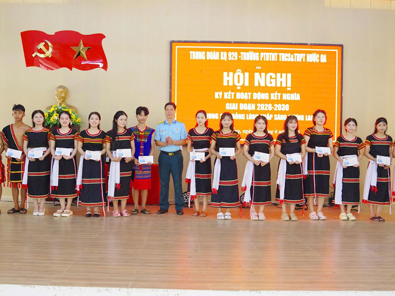 Trung đo&agrave;n 929 tổ chức kết nghĩa với Trường Phổ th&ocirc;ng d&acirc;n tộc nội tr&uacute; THCS v&agrave; THPT Nước Oa