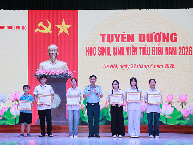 Bộ Tham mưu Qu&acirc;n chủng Ph&ograve;ng kh&ocirc;ng-Kh&ocirc;ng qu&acirc;n tuy&ecirc;n dương học sinh, sinh vi&ecirc;n ti&ecirc;u biểu năm 2026