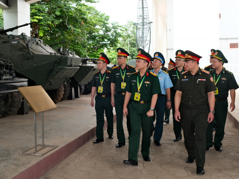 Sĩ quan trẻ Việt Nam - L&agrave;o: Chia sẻ kinh nghiệm cơ sở, tiếp nối mạch nguồn lịch sử