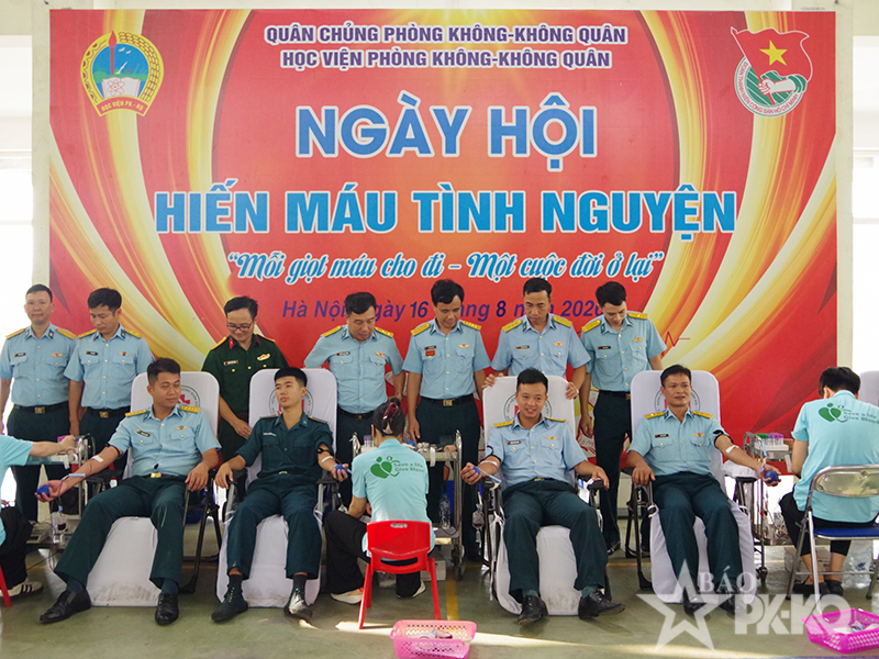 Tuổi trẻ Học viện Ph&ograve;ng kh&ocirc;ng-Kh&ocirc;ng qu&acirc;n hiến tặng gần 300 đơn vị m&aacute;u