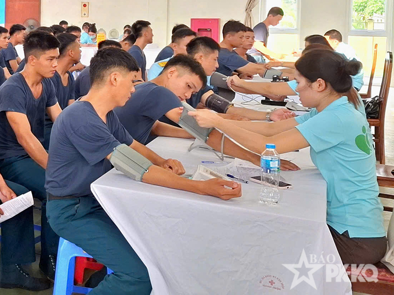 Tuổi trẻ Học viện Ph&ograve;ng kh&ocirc;ng-Kh&ocirc;ng qu&acirc;n hiến tặng gần 300 đơn vị m&aacute;u