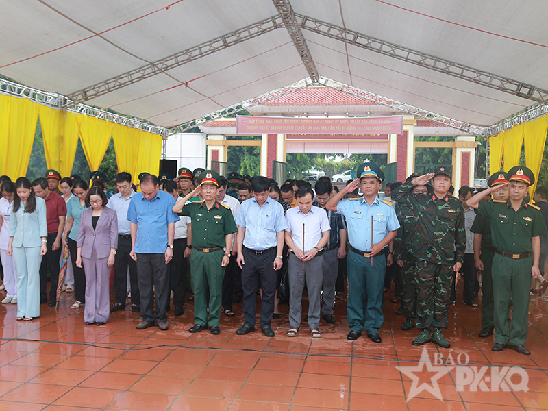 C&aacute;n bộ, chiến sĩ Trung đo&agrave;n 260 dầm mưa tham gia hỗ trợ x&aacute;c định danh t&iacute;nh h&agrave;i cốt liệt sĩ