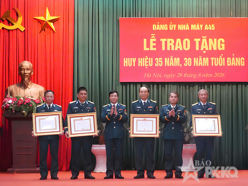 Đảng ủy Nh&agrave; m&aacute;y A45 trao tặng Huy hiệu Đảng dịp Quốc kh&aacute;nh 2-9