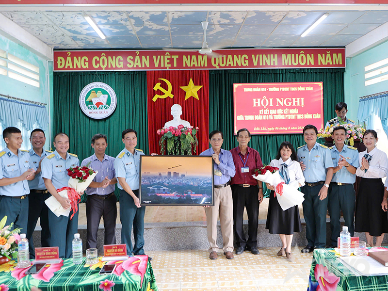 Trung đo&agrave;n 910 k&yacute; kết giao ước kết nghĩa với Trường Phổ th&ocirc;ng D&acirc;n tộc Nội tr&uacute; THCS Đồng Xu&acirc;n