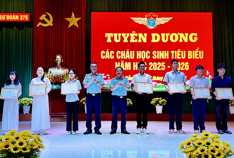 Sư đo&agrave;n 375 tổ chức tuy&ecirc;n dương c&aacute;c ch&aacute;u học sinh ti&ecirc;u biểu năm học 2025-2026