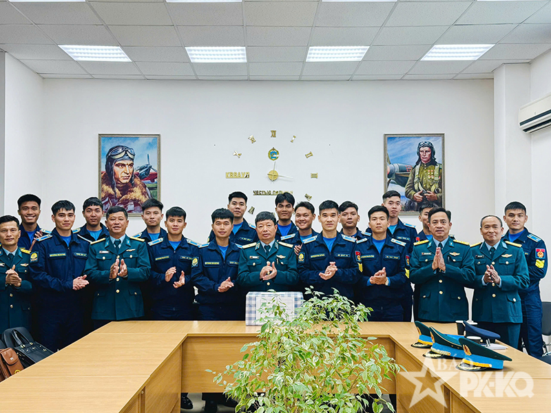 Thiếu tướng Ho&agrave;ng Văn L&acirc;u - Chủ nhiệm Ch&iacute;nh trị Qu&acirc;n chủng PK-KQ thăm cơ sở đ&agrave;o tạo tại Li&ecirc;n bang Nga