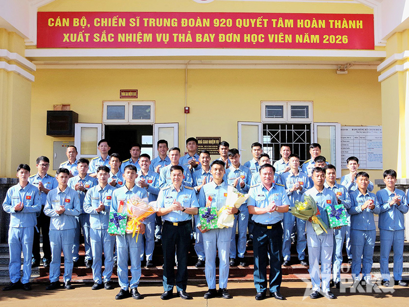 Trung đo&agrave;n 920 thả bay đơn cho học vi&ecirc;n phi c&ocirc;ng tr&ecirc;n m&aacute;y bay YAK-52