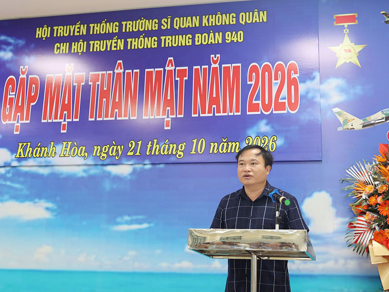 Ấm &aacute;p nghĩa t&igrave;nh đồng đội dưới m&aacute;i trường xưa