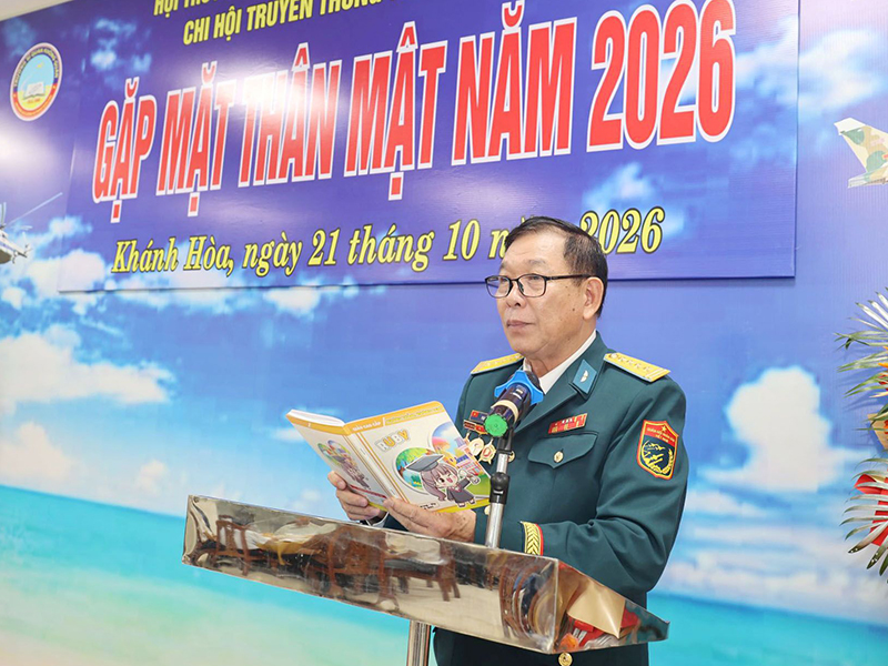 Ấm &aacute;p nghĩa t&igrave;nh đồng đội dưới m&aacute;i trường xưa
