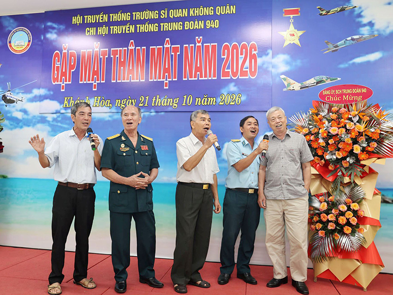 Ấm &aacute;p nghĩa t&igrave;nh đồng đội dưới m&aacute;i trường xưa