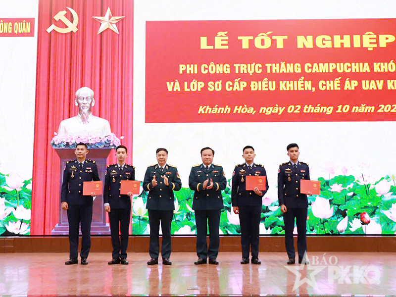 Trường Sĩ quan Kh&ocirc;ng qu&acirc;n tổ chức Lễ tốt nghiệp phi c&ocirc;ng trực thăng Campuchia kh&oacute;a 9 v&agrave; bế giảng đ&agrave;o tạo sơ cấp điều khiển, chế &aacute;p UAV kh&oacute;a 5