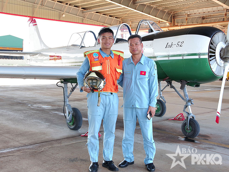 Trung đo&agrave;n 920 thả bay đơn cho học vi&ecirc;n phi c&ocirc;ng tr&ecirc;n m&aacute;y bay YAK-52