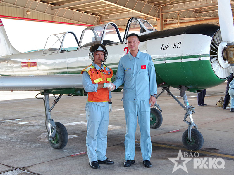 Trung đo&agrave;n 920 thả bay đơn cho học vi&ecirc;n phi c&ocirc;ng tr&ecirc;n m&aacute;y bay YAK-52