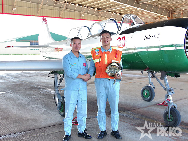 Trung đo&agrave;n 920 thả bay đơn cho học vi&ecirc;n phi c&ocirc;ng tr&ecirc;n m&aacute;y bay YAK-52