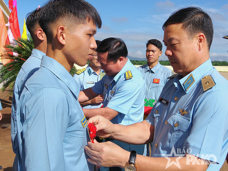 Trung đo&agrave;n 920 thả bay đơn cho học vi&ecirc;n phi c&ocirc;ng tr&ecirc;n m&aacute;y bay YAK-52