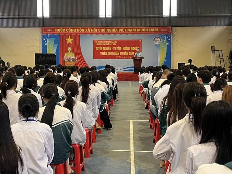 Trường Sĩ quan Kh&ocirc;ng qu&acirc;n tổ chức tư vấn tuyển sinh qu&acirc;n sự tại tỉnh L&agrave;o Cai