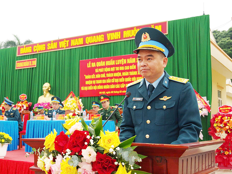 Thiếu tướng B&ugrave;i Đức Hiền - Ph&oacute; Tư lệnh ki&ecirc;m Tham mưu trưởng Qu&acirc;n chủng PK-KQ dự v&agrave; chỉ đạo Lễ ra qu&acirc;n huấn luyện Trung đo&agrave;n 260
