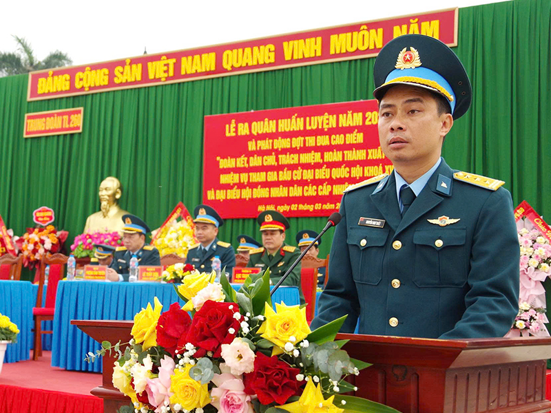 Thiếu tướng B&ugrave;i Đức Hiền - Ph&oacute; Tư lệnh ki&ecirc;m Tham mưu trưởng Qu&acirc;n chủng PK-KQ dự v&agrave; chỉ đạo Lễ ra qu&acirc;n huấn luyện Trung đo&agrave;n 260