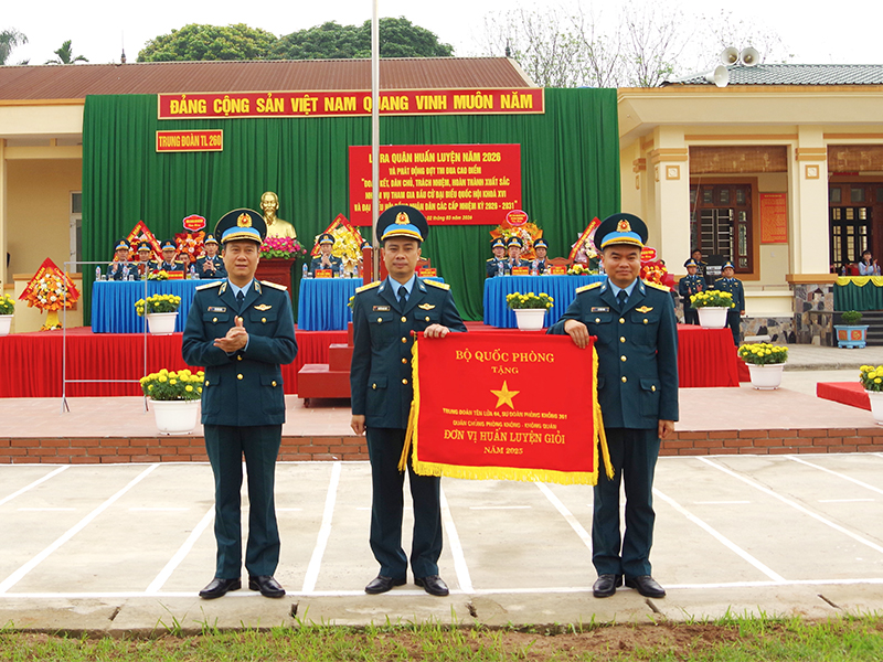 Thiếu tướng B&ugrave;i Đức Hiền - Ph&oacute; Tư lệnh ki&ecirc;m Tham mưu trưởng Qu&acirc;n chủng PK-KQ dự v&agrave; chỉ đạo Lễ ra qu&acirc;n huấn luyện Trung đo&agrave;n 260