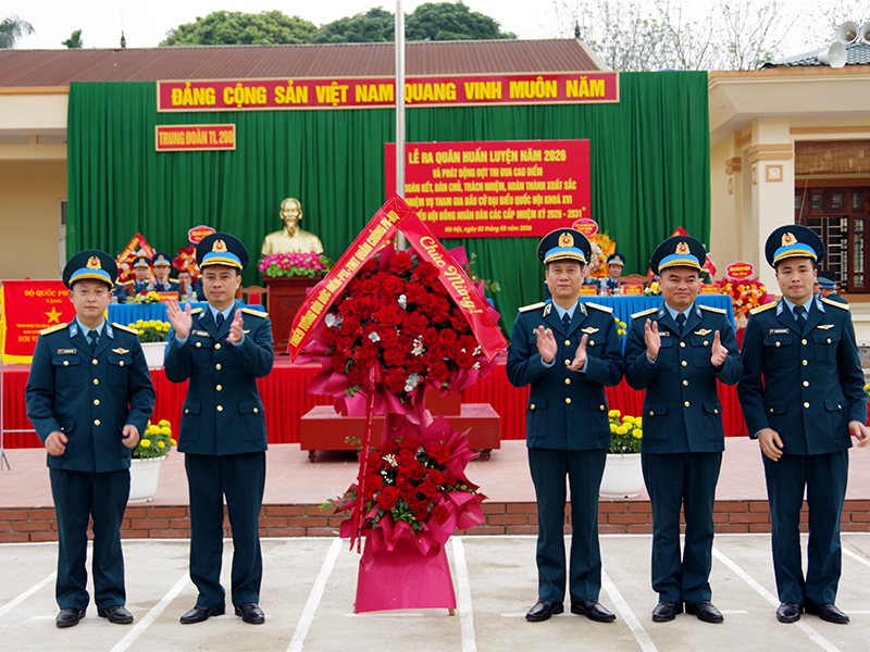 Thiếu tướng B&ugrave;i Đức Hiền - Ph&oacute; Tư lệnh ki&ecirc;m Tham mưu trưởng Qu&acirc;n chủng PK-KQ dự v&agrave; chỉ đạo Lễ ra qu&acirc;n huấn luyện Trung đo&agrave;n 260
