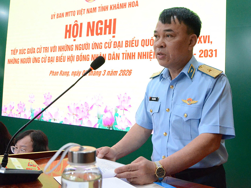 Thiếu tướng Vũ Đại Dương - Ph&oacute; Tư lệnh Qu&acirc;n chủng Ph&ograve;ng kh&ocirc;ng - Kh&ocirc;ng qu&acirc;n tiếp x&uacute;c cử tri tại tỉnh Kh&aacute;nh H&ograve;a