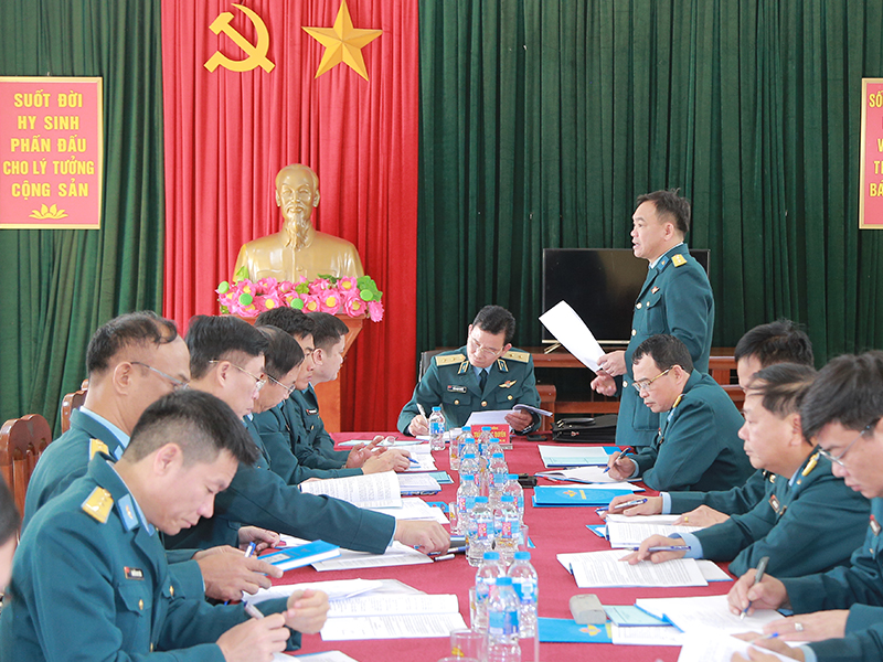 Trung tướng Trần Ngọc Quyến - Ch&iacute;nh ủy Qu&acirc;n chủng PK-KQ kiểm tra c&ocirc;ng t&aacute;c huấn luyện chiến sĩ mới tại Sư đo&agrave;n 363