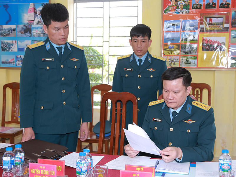 Trung tướng Trần Ngọc Quyến - Ch&iacute;nh ủy Qu&acirc;n chủng PK-KQ kiểm tra c&ocirc;ng t&aacute;c huấn luyện chiến sĩ mới tại Sư đo&agrave;n 363