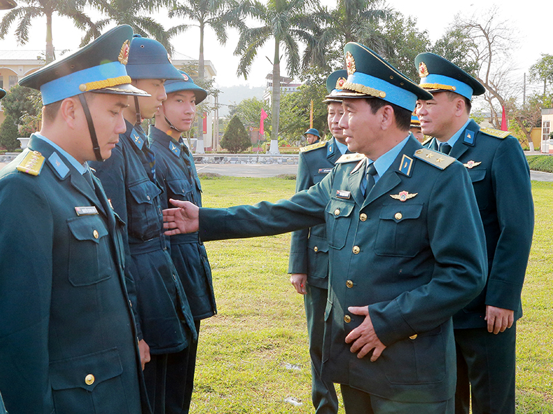 Trung tướng Trần Ngọc Quyến - Ch&iacute;nh ủy Qu&acirc;n chủng PK-KQ kiểm tra c&ocirc;ng t&aacute;c huấn luyện chiến sĩ mới tại Sư đo&agrave;n 363
