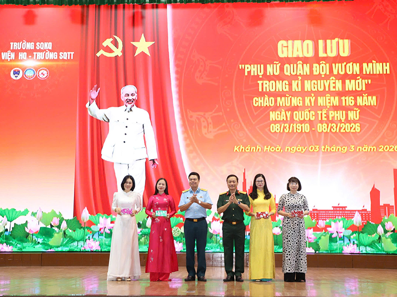 Giao lưu &ldquo;Phụ nữ Qu&acirc;n đội vươn m&igrave;nh trong kỷ nguy&ecirc;n mới&rdquo;