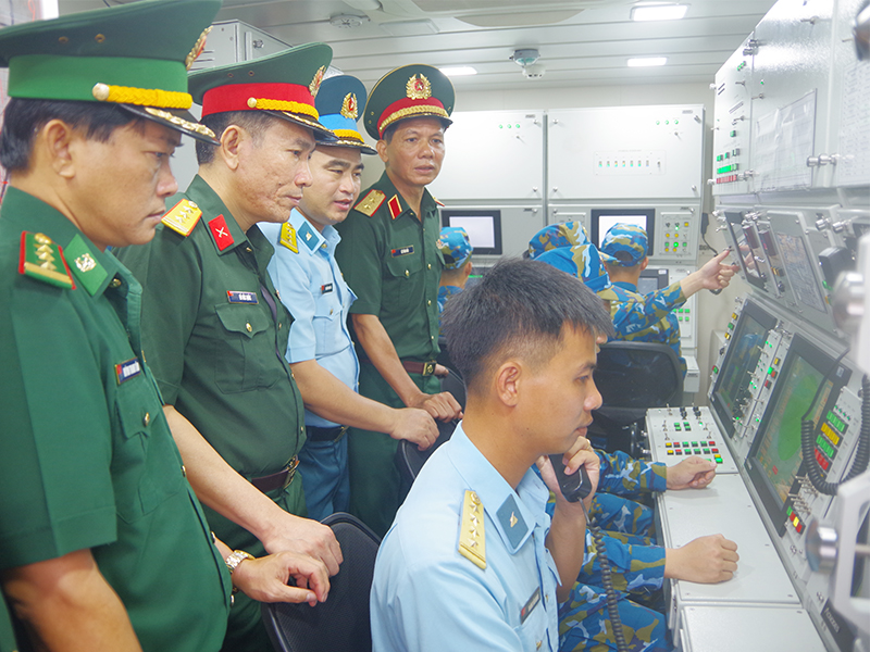 Đo&agrave;n c&aacute;n bộ, giảng vi&ecirc;n, học vi&ecirc;n Học viện Quốc ph&ograve;ng tham quan tại Sư đo&agrave;n 363