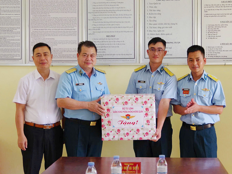 Trung tướng Vũ Hồng Sơn - Tư lệnh Qu&acirc;n chủng Ph&ograve;ng kh&ocirc;ng-Kh&ocirc;ng qu&acirc;n thăm v&agrave; l&agrave;m việc tại Sư đo&agrave;n 365