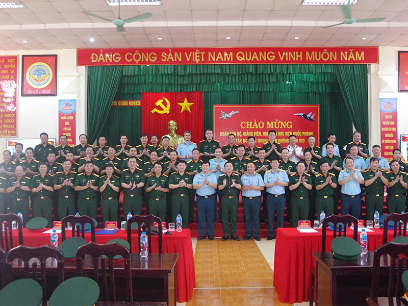 Đoàn cán bộ, học viên Học viện Quốc phòng tham quan thực tế tại Trung đoàn 923